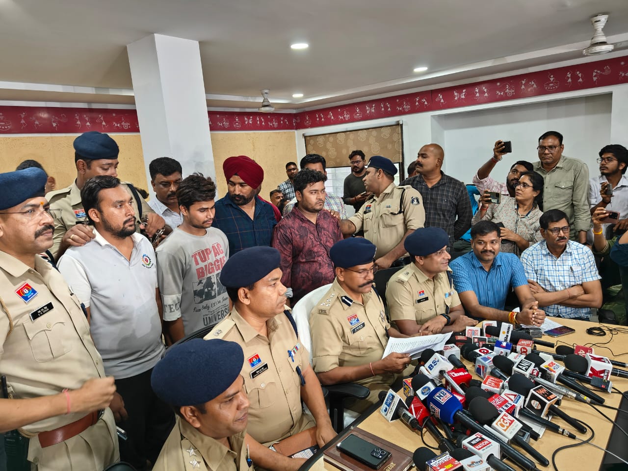 सूटकेस मर्डर कांड निकली गहरी साजिश, वकील व उसकी पत्नि सहित 4 गिरफ्तार, गला दबाकर चाकू से कर दी हत्या