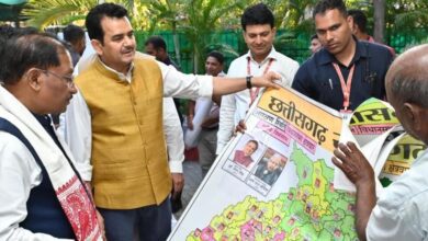 पेंटर शिवकुमार निराला ने मुख्यमंत्री विष्णु देव साय को भेंट किया विशिष्ट ‘राजनीतिक मानचित्र’