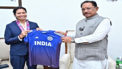 वर्ल्ड कप विजेता भारतीय महिला क्रिकेट टीम की फिजियोथेरेपिस्ट आकांक्षा सत्यवंशी ने मुख्यमंत्री से की मुलाकात
