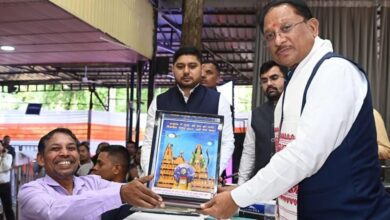 जनदर्शन में अद्भुत दृश्य—भिलाई के अंकुश देवांगन ने मुख्यमंत्री को भेंट की संगमरमर पर बनी प्रधानमंत्री नरेंद्र मोदी की सूक्ष्म प्रतिमा