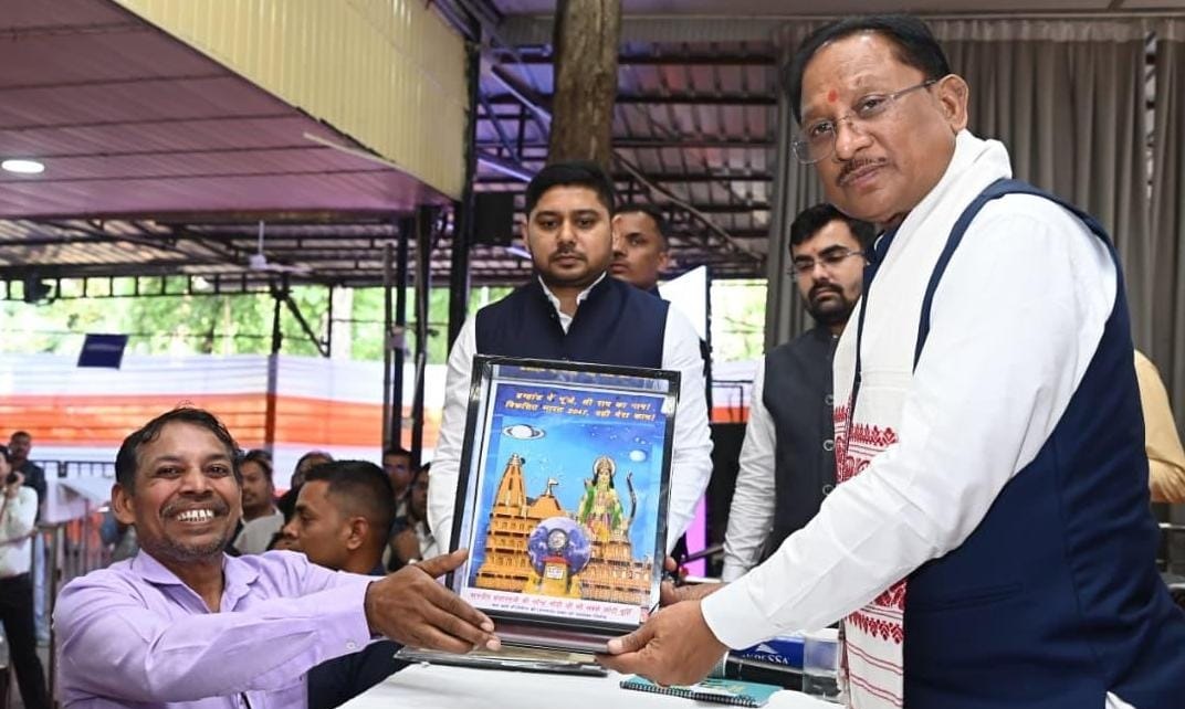 जनदर्शन में अद्भुत दृश्य—भिलाई के अंकुश देवांगन ने मुख्यमंत्री को भेंट की संगमरमर पर बनी प्रधानमंत्री नरेंद्र मोदी की सूक्ष्म प्रतिमा