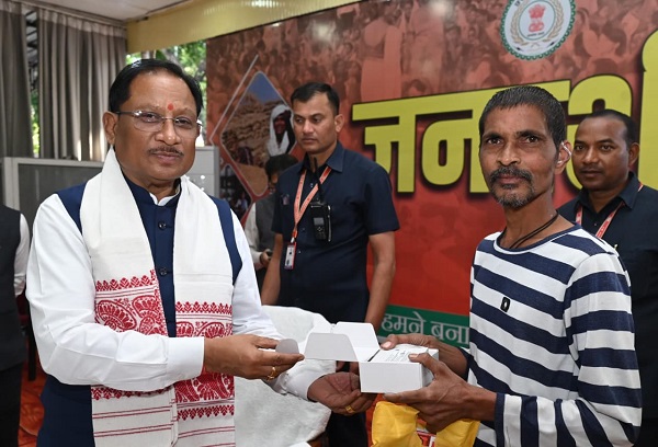 मुख्यमंत्री विष्णुदेव साय ने समझी पीड़ा, तुरंत बढ़ाया कदम - रमन निर्मलकर को सौंपा श्रवण यंत्र