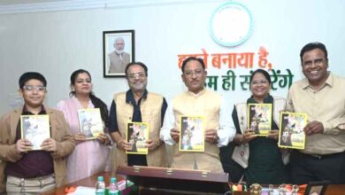 मुख्यमंत्री ने किया शंकर पांडे की पुस्तक 'छत्तीसगढ़ अतीत से अब तक' का विमोचन