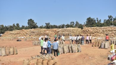 धान खरीदी केंद्रों का कलेक्टर ने किया आकस्मिक निरीक्षण, निर्धारित मात्रा से अधिक धान तौलने पर चिखलाकसा केंद्र प्रबंधक को दिया कारण बताओ नोटिस