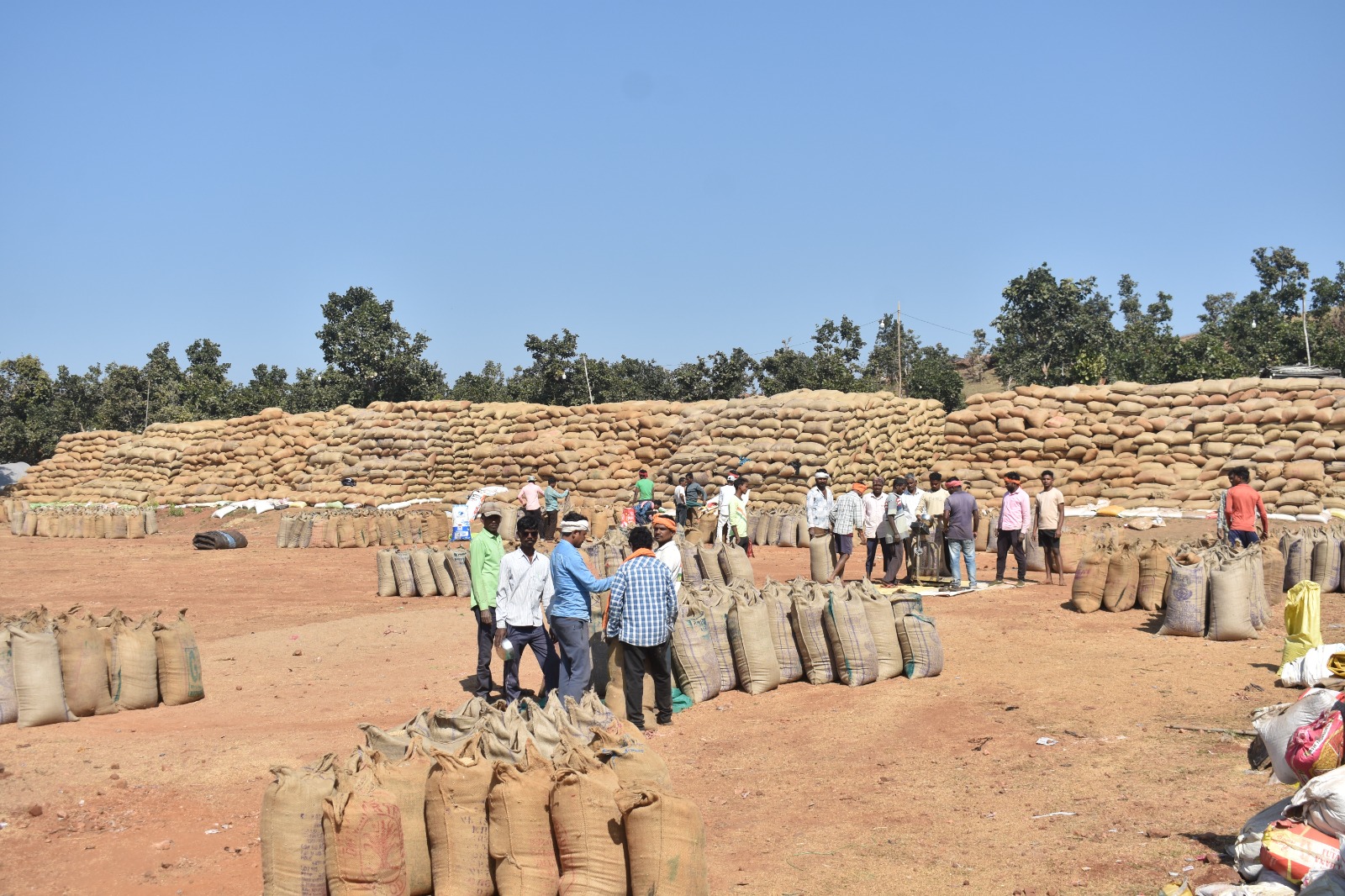 धान खरीदी केंद्रों का कलेक्टर ने किया आकस्मिक निरीक्षण, निर्धारित मात्रा से अधिक धान तौलने पर चिखलाकसा केंद्र प्रबंधक को दिया कारण बताओ नोटिस