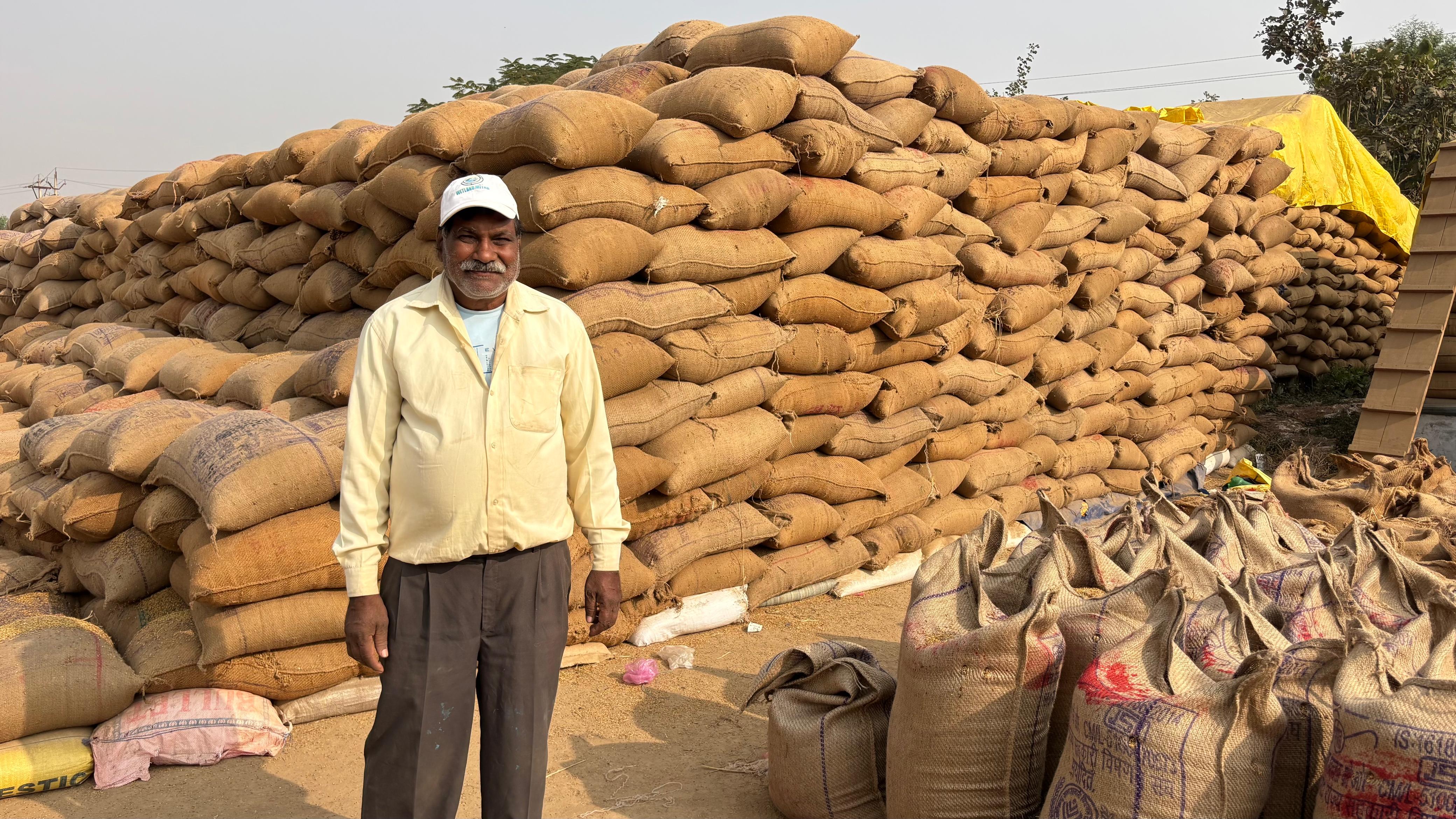 धान की बेहतर कीमत ने बढ़ाया किसान युगल का हौसला, साढ़े सात एकड़ की खेती से संवर रहा परिवार का भविष्य