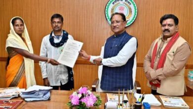 प्रधानमंत्री आवास योजना (ग्रामीण) में ऐतिहासिक उपलब्धि: मुख्यमंत्री विष्णु देव साय ने कॉफी टेबल बुक का किया अनावरण