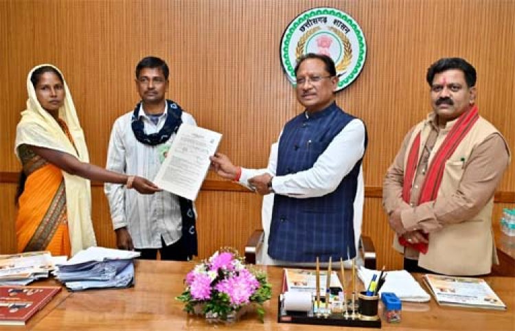 प्रधानमंत्री आवास योजना (ग्रामीण) में ऐतिहासिक उपलब्धि: मुख्यमंत्री विष्णु देव साय ने कॉफी टेबल बुक का किया अनावरण