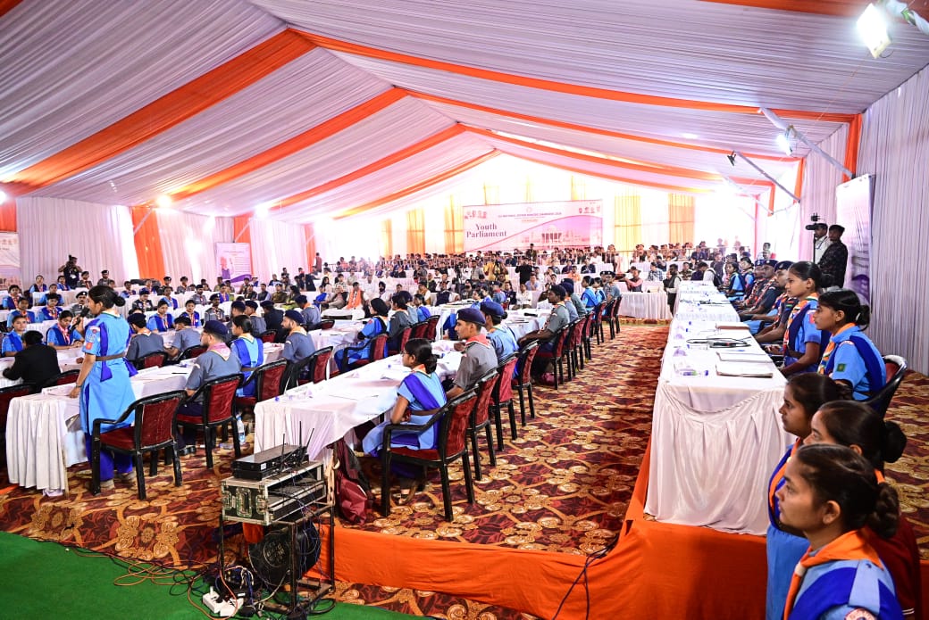 युवा संसद में डॉ. रमन सिंह बने अध्यक्ष और बच्चे बने सांसद, लोकहित के मुद्दों पर हुई चर्चा