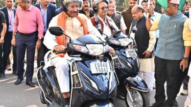 जन जागरूकता से आएगी सड़क दुर्घटनाओं में कमी, मुख्यमंत्री ने सड़क सुरक्षा का संदेश देते हुए स्वयं हेलमेट पहनकर चलाई स्कूटी