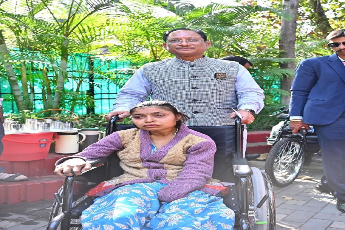 मुख्यमंत्री विष्णु देव साय के निर्देश पर लकवाग्रस्त महिला को तुरंत मंजूर हुए 5 लाख रुपए, मुख्यमंत्री आर्थिक सहायता योजना से सहायता राशि की तत्काल मिली स्वीकृति