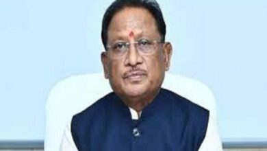 रायपुरर 10 जनवरी 2026। गुड गवर्नेंस कागजों पर नहीं, बल्कि जनता के जीवन में सकारात्मक बदलाव और अधिकारियों के काम-काज में दिखना चाहिए। मुख्यमंत्री विष्णु देव साय ने आज राजधानी नवा रायपुर में आयोजित मुख्यमंत्री उत्कृष्टता पुरस्कार 2025-26 कार्यक्रम को सम्बोधित करतेभुए यह बात कही। मुख्यमंत्री विष्णुदेव साय ने सुशासन एवं अभिसरण विभाग द्वारा आयोजित मुख्यमंत्री उत्कृष्टता पुरस्कार 2025-26 में सुशासन एवं नवाचारों के लिए 5 विभागों एवं 5 जिलों को मुख्यमंत्री उत्कृष्टता पुरस्कार से सम्मानित किया। इस अवसर पर मुख्यमंत्री साय ने ई-प्रगति पोर्टल का भी शुभारंभ किया, जिसके माध्यम से अब छत्तीसगढ़ के सभी विभागों के 25 करोड़ रुपये से अधिक लागत वाले निर्माण कार्यों की निगरानी की जाएगी। इस पोर्टल के माध्यम से निर्माण की मंजूरी से लेकर बजट, मजदूरी, भुगतान, एमआईएस, स्ट्रक्चर लेवल सहित सभी पहलुओं की मुख्यमंत्री कार्यालय द्वारा मॉनिटरिंग की जाएगी। मुख्यमंत्री साय ने कहा कि गुड गवर्नेंस का उद्देश्य यह है कि समाज के अंतिम व्यक्ति को बुनियादी सेवाओं के लिए भटकना न पड़े। पंचायतों में शुरू किए गए अटल डिजिटल सेवा केंद्रों के माध्यम से ग्रामीणों को आधार, पेंशन, बैंकिंग और बिल भुगतान जैसी सुविधाएँ एक ही स्थान पर उपलब्ध हो रही हैं। हमारी सरकार ने तकनीकी नवाचारों के माध्यम से नागरिकों तक सुशासन की प्रभावी पहुँच सुनिश्चित करने के लिए अनेक पहल की हैं। इसी क्रम में आज ई-प्रगति पोर्टल का शुभारंभ किया गया है, जिसका उद्देश्य राज्य की वृहद परियोजनाओं एवं योजनाओं के क्रियान्वयन को अधिक प्रभावी, पारदर्शी और समयबद्ध बनाना है। इस पोर्टल से योजनाओं की प्रगति का डेटा रियल-टाइम में उपलब्ध होगा। सभी विभागों, जिला प्रशासन तथा मुख्यमंत्री कार्यालय के बीच बेहतर समन्वय स्थापित होगा। इससे राज्य में ई-गवर्नेंस को और मजबूती मिलेगी तथा नागरिकों को योजनाओं का लाभ समय पर और सहज रूप से प्राप्त हो सकेगा। उन्होंने सभी कलेक्टरों, सचिवों एवं संबंधित अधिकारियों से योजनाओं की प्रगति को नियमित रूप से अपडेट करने के निर्देश दिए। मुख्यमंत्री साय ने कहा कि पंडित दीनदयाल उपाध्याय के एकात्म मानववाद, श्रद्धेय अटल जी की अंत्योदय की अवधारणा और यशस्वी प्रधानमंत्री नरेन्द्र मोदी के नेतृत्व से हमने सुशासन को गहराई से समझा है। मुख्यमंत्री साय ने कहा कि हमने देश का पहला सुशासन एवं अभिसरण विभाग बनाया है, जो सभी योजनाओं के समन्वय और प्रभावी क्रियान्वयन का केंद्र है। पिछले दो वर्षों में हमने 400 से अधिक नीतिगत सुधार किए, पुराने अनुपयोगी नियम-कानून समाप्त किए और कई में संशोधन किए। इन सुधारों से प्रदेशवासियों का जीवन सरल हुआ और प्रशासन अधिक कुशल बना। आज मुख्यमंत्री उत्कृष्टता पुरस्कार के माध्यम से 5 जिलों और 5 विभागों के नवाचारी प्रयासों को सम्मानित किया गया है। इससे अच्छा कार्य करने वाले अधिकारी प्रोत्साहित होंगे। आगामी वर्ष से 8 अलग-अलग क्षेत्रों में यह पुरस्कार प्रदान किया जाएगा, जिनमें ई-गवर्नेंस, सेवा वितरण, ग्रामीण और शहरी विकास जैसे क्षेत्र शामिल होंगे। इससे स्पष्ट है कि छत्तीसगढ़ में नवाचार और सुशासन की एक सशक्त संस्कृति विकसित हो रही है। मुख्यमंत्री साय ने कहा कि शासन में नवाचार को बढ़ावा देने के लिए “पहल” और “प्रेरणा” योजनाएँ प्रारंभ की जा रही हैं। “पहल” से नए विचारों को सहयोग मिलेगा और “प्रेरणा” से सफल योजनाओं का विस्तार होगा। शीघ्र ही मुख्यमंत्री हेल्पलाइन भी प्रारंभ की जाएगी, जिससे शिकायत निवारण और जनभागीदारी मजबूत होगी। सेवाओं की उपलब्धता बेहतर बनाने के लिए प्रक्रियाओं का सरलीकरण किया जा रहा है और लोक सेवा गारंटी अधिनियम को LSG-2.0 के रूप में विकसित किया जा रहा है। मुख्यमंत्री साय ने कहा कि बदलते दौर में तकनीक जीवनशैली का हिस्सा बन चुकी है। इसलिए हमने डिजिटल संसाधनों की शक्ति को पहचानते हुए तकनीक को सुशासन का प्रमुख हथियार बनाया है। सभी नागरिक सेवाओं को ऑनलाइन उपलब्ध कराना हमारी सर्वोच्च प्राथमिकता है। ई-ऑफिस ने सरकारी कामकाज में गति और पारदर्शिता दोनों सुनिश्चित की हैं। अब फाइलें हफ्तों-महीनों नहीं, बल्कि एक क्लिक पर आगे बढ़ती हैं। इससे कर्मचारियों और अधिकारियों की जवाबदेही भी तय हो रही है और भ्रष्टाचार की गुंजाइश कम हुई है। ई-ऑफिस मंत्रालय से प्रारंभ हुआ था और अब विभागाध्यक्ष कार्यालयों में भी लागू हो चुका है। आगामी कुछ महीनों में इसे सभी संभागो और जिलों में भी लागू किया जाएगा। मुख्यमंत्री साय ने कहा कि मुख्य सचिव विकास शील द्वारा ई-ऑफिस में उत्कृष्ट कार्य करने वाले अधिकारियों और कर्मचारियों को सम्मानित किया जाना एक सराहनीय पहल है, जिससे कार्यसंस्कृति में सकारात्मक बदलाव आ रहा है। बायोमेट्रिक उपस्थिति को भी चरणबद्ध तरीके से सभी कार्यालयों में लागू किया जा रहा है। मुख्यमंत्री साय ने कहा कि प्रधानमंत्री नरेन्द्र मोदी के नेतृत्व में भारत विश्व की सबसे बड़ी अर्थव्यवस्थाओं में शामिल हुआ है, जिसके पीछे सुशासन सबसे बड़ा कारक है। डिजिटल भुगतान में भारत का विश्व में अग्रणी स्थान भी गुड गवर्नेंस का ही परिणाम है। उन्होंने कहा कि खनिज परिवहन की परमिट व्यवस्था को ऑनलाइन किया गया है, जिससे भ्रष्टाचार पर रोक लगी है और विकास कार्यों के लिए संसाधनों की सुरक्षा हुई है। इसी तरह शासकीय खरीदी को जेम पोर्टल से जोड़ा गया है, जिससे पारदर्शिता और प्रतिस्पर्धा बढ़ी है। उन्होंने अधिकारियों को खरीदी प्रक्रियाओं में समयबद्धता और पारदर्शिता सुनिश्चित करने के निर्देश दिए। मुख्यमंत्री साय ने कहा कि रजिस्ट्री विभाग में की गई 10 क्रांतिकारी पहल से अब नागरिक घर बैठे ही रजिस्ट्री कर पा रहे हैं। नई औद्योगिक नीति के तहत पिछले वर्ष 7.83 लाख करोड़ रुपये से अधिक के निवेश प्रस्ताव प्राप्त हुए हैं। सिंगल विंडो सिस्टम 2.0 के माध्यम से निवेशकों को तेजी से स्वीकृति और क्लियरेंस दिए जा रहे हैं। मुख्यमंत्री साय ने कहा कि सुशासन तिहार के माध्यम से गांव-गांव जाकर 41 लाख आवेदनों का निराकरण किया गया। यह जनभागीदारी का सशक्त उदाहरण है।उन्होंने कहा कि सांसदों और विधायकों के पत्रों और आवेदनों का समय पर निराकरण होना चाहिए। अच्छे प्रशासन के लिए संवाद, समन्वय और फीडबैक आवश्यक हैं। मुख्यमंत्री साय ने कहा कि कानून-व्यवस्था सुदृढ़ करने के साथ-साथ नक्सल प्रभावित क्षेत्रों में योजनाओं का प्रभावी क्रियान्वयन आवश्यक है। सरकार के निर्णयों और उपलब्धियों का सही संचार भी उतना ही जरूरी है। उन्होंने कहा कि छत्तीसगढ़ अंजोर विजन के अंतर्गत 2030 तक के लक्ष्यों की समीक्षा कर प्रदेश को समृद्ध और विकसित राज्य बनाने का स्पष्ट रोडमैप तैयार किया गया है। कार्यक्रम को संबोधित करते हुए मुख्य सचिव विकास शील ने पुरस्कार प्रक्रिया में भाग लेने वाली सभी टीमों को बधाई दी। जिला श्रेणी के विजेता नवाचार दंतेवाड़ा जिले की “ब्लॉकचेन आधारित भूमि अभिलेख डिजिटलीकरण” पहल एक प्रमुख उदाहरण के रूप में सामने आई। इस नवाचार के माध्यम से मैनुअल और कागजी प्रक्रियाओं को समाप्त कर ब्लॉकचेन आधारित छेड़छाड़-रोधी प्रणाली लागू की गई, जिससे भूमि अभिलेख प्राप्त करने का समय हफ्तों से घटाकर कुछ ही मिनटों में संभव हो सका। इस पहल से दस्तावेज़ी धोखाधड़ी पूरी तरह समाप्त हुई और सेवा प्रदाय में अभूतपूर्व तेजी आई, जिसने आदिवासी और दूरस्थ क्षेत्रों में राजस्व प्रशासन के लिए एक नया मानक स्थापित किया। जशपुर जिले की “निर्माण जशपुर” पहल ने यह दर्शाया कि एकीकृत डिजिटल मॉनिटरिंग किस प्रकार बुनियादी ढांचा परियोजनाओं के क्रियान्वयन को प्रभावी बना सकती है। 16 विभागों की 7,300 से अधिक परियोजनाओं और 444 ग्राम पंचायतों को कवर करने वाली इस प्रणाली ने रियल-टाइम निगरानी, जियो-टैग्ड सत्यापन और GIS आधारित योजना को संभव बनाया, जिससे कार्यों की गुणवत्ता में सुधार हुआ और विलंब में उल्लेखनीय कमी आई। मोहला–मानपुर–अंबागढ़ चौकी में लागू संवर्धित टेक-होम राशन (A-THR) नवाचार ने गंभीर कुपोषण जैसी चुनौती का प्रभावी समाधान प्रस्तुत किया। राष्ट्रीय एवं अंतरराष्ट्रीय संस्थानों के सहयोग से विकसित इस पोषण-घन आहार के माध्यम से गंभीर कुपोषित बच्चों में 77.5 प्रतिशत सुधार दर दर्ज की गई। यह पहल इस बात का उदाहरण है कि साक्ष्य-आधारित पोषण हस्तक्षेप बड़े पैमाने पर जीवन में सकारात्मक परिवर्तन ला सकते हैं। गरियाबंद जिले की “हाथी ट्रैकिंग एवं अलर्ट ऐप” ने मानव–वन्यजीव संघर्ष को कम करने में तकनीक की भूमिका को सशक्त रूप से सामने रखा। AI आधारित ट्रैकिंग और रियल-टाइम अलर्ट व्यवस्था के माध्यम से मानव हताहतों की संख्या लगभग शून्य तक लाई गई, साथ ही फसल क्षति और मुआवजा बोझ में भी उल्लेखनीय कमी आई। राज्य के बाहर भी अपनाई जा चुकी यह पहल संघर्ष-संवेदनशील शासन का एक प्रभावी मॉडल बन चुकी है। नारायणपुर जिले का “इंटिफाई इंटेलिजेंस टूल” आंतरिक सुरक्षा के क्षेत्र में डेटा एकीकरण की उपयोगिता को दर्शाता है। रियल-टाइम, जियो-स्पेशियल और पूर्वानुमान आधारित इस प्लेटफॉर्म के माध्यम से 100 से अधिक नियोजित अभियानों का संचालन संभव हुआ, विभिन्न एजेंसियों के बीच समन्वय बेहतर हुआ और वामपंथी उग्रवाद प्रभावित क्षेत्रों में परिस्थितिजन्य जागरूकता को मजबूती मिली। विभागीय श्रेणी के विजेता नवाचार इसी तरह विभागीय श्रेणी में शिक्षा विभाग का “विद्या समीक्षा केंद्र (VSK)” डेटा-आधारित शिक्षा शासन का एक मजबूत स्तंभ बनकर उभरा। यह AI सक्षम प्लेटफॉर्म 56,000 से अधिक विद्यालयों, 2.83 लाख शिक्षकों और 57.5 लाख विद्यार्थियों की निगरानी करता है, जिससे ड्रॉपआउट की प्रारंभिक पहचान, संसाधनों का बेहतर उपयोग और साक्ष्य-आधारित निर्णय लेना संभव हो सका है। वाणिज्य एवं उद्योग विभाग की “वन क्लिक सिंगल विंडो सिस्टम” ने व्यवसाय सुगमता सुधार के क्षेत्र में उल्लेखनीय कार्य किया है। 16 विभागों की 136 सेवाओं को एकीकृत करते हुए इस प्रणाली ने अनुमोदन, प्रोत्साहन, शिकायत निवारण और निरीक्षण प्रक्रियाओं को सरल बनाया, जिससे विलंब कम हुआ और पारदर्शिता के साथ निवेशकों का विश्वास बढ़ा। वाणिज्य कर (आबकारी) विभाग की समग्र ई-गवर्नेंस सुधार पहल ने राजस्व संग्रह और अनुपालन व्यवस्था को सुदृढ़ किया।एंड-टू-एंड डिजिटलीकरण, ट्रैक एंड ट्रेस प्रणाली और रियल-टाइम डैशबोर्ड के माध्यम से विभाग ने ₹5,425 करोड़ का राजस्व अर्जित किया और पारदर्शिता तथा नियामक निगरानी के नए मानक स्थापित किए। वन एवं जलवायु परिवर्तन विभाग की “FDS 2.0 – ई-कुबेर डिजिटल भुगतान प्रणाली” ने मैनुअल चेक आधारित प्रक्रियाओं को समाप्त कर पूर्णतः कैशलेस, RBI एकीकृत भुगतान व्यवस्था लागू की। इसके माध्यम से ₹1,776 करोड़ से अधिक के 18 लाख लेन-देन पूर्ण हुए, जिससे दूरस्थ और नक्सल प्रभावित वन क्षेत्रों में भी समय पर मजदूरी भुगतान, आजीविका सुरक्षा और पारदर्शी फंड प्रवाह सुनिश्चित हुआ। पंचायत एवं ग्रामीण विकास विभाग द्वारा मनरेगा अंतर्गत लागू QR कोड आधारित सूचना स्वप्रकटीकरण व्यवस्था ने नागरिक-केंद्रित शासन को नई मजबूती दी। QR कोड के माध्यम से ग्रामीणों को वास्तविक समय की योजना जानकारी उपलब्ध कराकर इस पहल ने मध्यस्थों पर निर्भरता कम की और 11,000 से अधिक ग्राम पंचायतों में पारदर्शिता को सुदृढ़ किया। कार्यक्रम में स्वागत उद्बोधन सुशासन एवं अभिसरण विभाग के सचिव श्री राहुल भगत ने दिया तथा धन्यवाद ज्ञापन संयुक्त सचिव मयंक अग्रवाल ने किया। इस अवसर पर डीजीपी अरुण देव गौतम, अपर मुख्य सचिव श्रीमती ऋचा शर्मा, एससीएस गृह मनोज पिंगुआ, मुख्यमंत्री के प्रमुख सचिव सुबोध सिंह, प्रमुख सचिव निहारिका बारिक, सुशासन एवं अभिसरण विभाग के संचालक श्री रजत बंसल सहित अन्य वरिष्ठ अधिकारी उपस्थित थे। गुड गवर्नेंस कागजों पर नहीं, बल्कि जनता के जीवन में सकारात्मक बदलाव और अधिकारियों के काम-काज में दिखना चाहिए – मुख्यमंत्री विष्णु देव साय