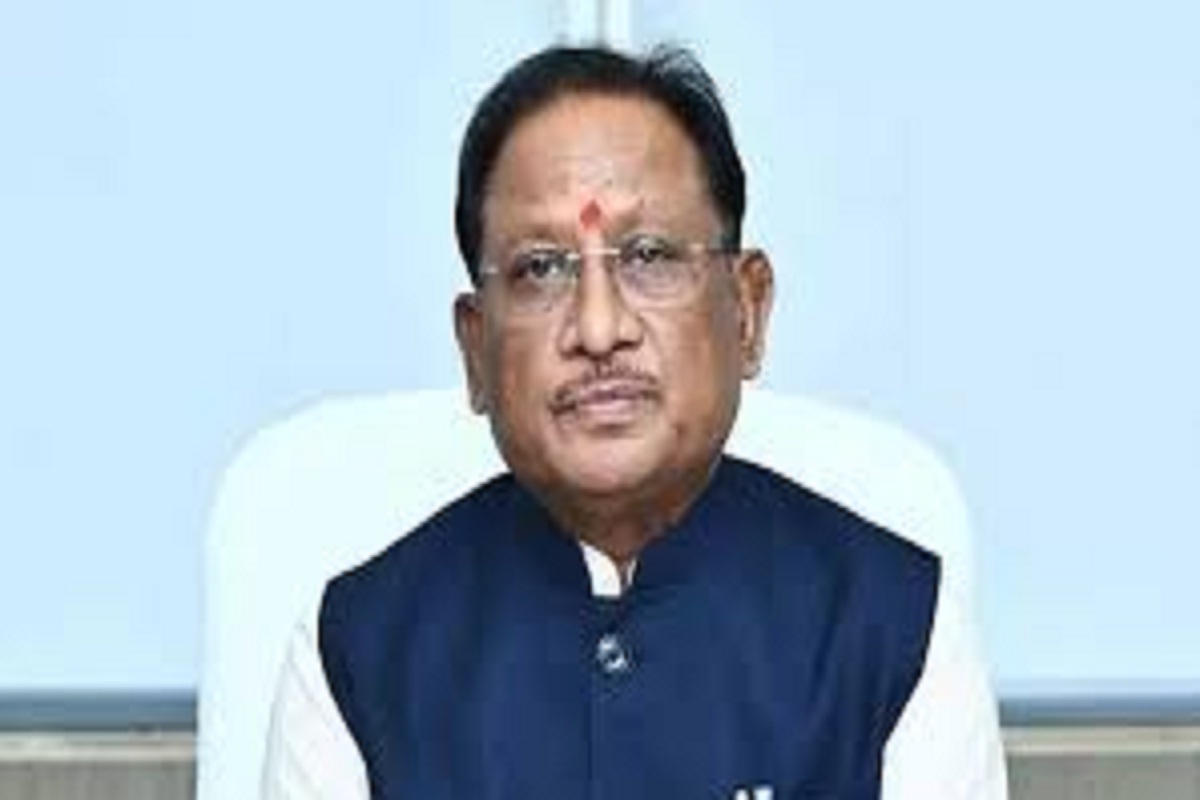 रायपुरर 10 जनवरी 2026। गुड गवर्नेंस कागजों पर नहीं, बल्कि जनता के जीवन में सकारात्मक बदलाव और अधिकारियों के काम-काज में दिखना चाहिए। मुख्यमंत्री विष्णु देव साय ने आज राजधानी नवा रायपुर में आयोजित मुख्यमंत्री उत्कृष्टता पुरस्कार 2025-26 कार्यक्रम को सम्बोधित करतेभुए यह बात कही। मुख्यमंत्री विष्णुदेव साय ने सुशासन एवं अभिसरण विभाग द्वारा आयोजित मुख्यमंत्री उत्कृष्टता पुरस्कार 2025-26 में सुशासन एवं नवाचारों के लिए 5 विभागों एवं 5 जिलों को मुख्यमंत्री उत्कृष्टता पुरस्कार से सम्मानित किया। इस अवसर पर मुख्यमंत्री साय ने ई-प्रगति पोर्टल का भी शुभारंभ किया, जिसके माध्यम से अब छत्तीसगढ़ के सभी विभागों के 25 करोड़ रुपये से अधिक लागत वाले निर्माण कार्यों की निगरानी की जाएगी। इस पोर्टल के माध्यम से निर्माण की मंजूरी से लेकर बजट, मजदूरी, भुगतान, एमआईएस, स्ट्रक्चर लेवल सहित सभी पहलुओं की मुख्यमंत्री कार्यालय द्वारा मॉनिटरिंग की जाएगी। मुख्यमंत्री साय ने कहा कि गुड गवर्नेंस का उद्देश्य यह है कि समाज के अंतिम व्यक्ति को बुनियादी सेवाओं के लिए भटकना न पड़े। पंचायतों में शुरू किए गए अटल डिजिटल सेवा केंद्रों के माध्यम से ग्रामीणों को आधार, पेंशन, बैंकिंग और बिल भुगतान जैसी सुविधाएँ एक ही स्थान पर उपलब्ध हो रही हैं। हमारी सरकार ने तकनीकी नवाचारों के माध्यम से नागरिकों तक सुशासन की प्रभावी पहुँच सुनिश्चित करने के लिए अनेक पहल की हैं। इसी क्रम में आज ई-प्रगति पोर्टल का शुभारंभ किया गया है, जिसका उद्देश्य राज्य की वृहद परियोजनाओं एवं योजनाओं के क्रियान्वयन को अधिक प्रभावी, पारदर्शी और समयबद्ध बनाना है। इस पोर्टल से योजनाओं की प्रगति का डेटा रियल-टाइम में उपलब्ध होगा। सभी विभागों, जिला प्रशासन तथा मुख्यमंत्री कार्यालय के बीच बेहतर समन्वय स्थापित होगा। इससे राज्य में ई-गवर्नेंस को और मजबूती मिलेगी तथा नागरिकों को योजनाओं का लाभ समय पर और सहज रूप से प्राप्त हो सकेगा। उन्होंने सभी कलेक्टरों, सचिवों एवं संबंधित अधिकारियों से योजनाओं की प्रगति को नियमित रूप से अपडेट करने के निर्देश दिए। मुख्यमंत्री साय ने कहा कि पंडित दीनदयाल उपाध्याय के एकात्म मानववाद, श्रद्धेय अटल जी की अंत्योदय की अवधारणा और यशस्वी प्रधानमंत्री नरेन्द्र मोदी के नेतृत्व से हमने सुशासन को गहराई से समझा है। मुख्यमंत्री साय ने कहा कि हमने देश का पहला सुशासन एवं अभिसरण विभाग बनाया है, जो सभी योजनाओं के समन्वय और प्रभावी क्रियान्वयन का केंद्र है। पिछले दो वर्षों में हमने 400 से अधिक नीतिगत सुधार किए, पुराने अनुपयोगी नियम-कानून समाप्त किए और कई में संशोधन किए। इन सुधारों से प्रदेशवासियों का जीवन सरल हुआ और प्रशासन अधिक कुशल बना। आज मुख्यमंत्री उत्कृष्टता पुरस्कार के माध्यम से 5 जिलों और 5 विभागों के नवाचारी प्रयासों को सम्मानित किया गया है। इससे अच्छा कार्य करने वाले अधिकारी प्रोत्साहित होंगे। आगामी वर्ष से 8 अलग-अलग क्षेत्रों में यह पुरस्कार प्रदान किया जाएगा, जिनमें ई-गवर्नेंस, सेवा वितरण, ग्रामीण और शहरी विकास जैसे क्षेत्र शामिल होंगे। इससे स्पष्ट है कि छत्तीसगढ़ में नवाचार और सुशासन की एक सशक्त संस्कृति विकसित हो रही है। मुख्यमंत्री साय ने कहा कि शासन में नवाचार को बढ़ावा देने के लिए “पहल” और “प्रेरणा” योजनाएँ प्रारंभ की जा रही हैं। “पहल” से नए विचारों को सहयोग मिलेगा और “प्रेरणा” से सफल योजनाओं का विस्तार होगा। शीघ्र ही मुख्यमंत्री हेल्पलाइन भी प्रारंभ की जाएगी, जिससे शिकायत निवारण और जनभागीदारी मजबूत होगी। सेवाओं की उपलब्धता बेहतर बनाने के लिए प्रक्रियाओं का सरलीकरण किया जा रहा है और लोक सेवा गारंटी अधिनियम को LSG-2.0 के रूप में विकसित किया जा रहा है। मुख्यमंत्री साय ने कहा कि बदलते दौर में तकनीक जीवनशैली का हिस्सा बन चुकी है। इसलिए हमने डिजिटल संसाधनों की शक्ति को पहचानते हुए तकनीक को सुशासन का प्रमुख हथियार बनाया है। सभी नागरिक सेवाओं को ऑनलाइन उपलब्ध कराना हमारी सर्वोच्च प्राथमिकता है। ई-ऑफिस ने सरकारी कामकाज में गति और पारदर्शिता दोनों सुनिश्चित की हैं। अब फाइलें हफ्तों-महीनों नहीं, बल्कि एक क्लिक पर आगे बढ़ती हैं। इससे कर्मचारियों और अधिकारियों की जवाबदेही भी तय हो रही है और भ्रष्टाचार की गुंजाइश कम हुई है। ई-ऑफिस मंत्रालय से प्रारंभ हुआ था और अब विभागाध्यक्ष कार्यालयों में भी लागू हो चुका है। आगामी कुछ महीनों में इसे सभी संभागो और जिलों में भी लागू किया जाएगा। मुख्यमंत्री साय ने कहा कि मुख्य सचिव विकास शील द्वारा ई-ऑफिस में उत्कृष्ट कार्य करने वाले अधिकारियों और कर्मचारियों को सम्मानित किया जाना एक सराहनीय पहल है, जिससे कार्यसंस्कृति में सकारात्मक बदलाव आ रहा है। बायोमेट्रिक उपस्थिति को भी चरणबद्ध तरीके से सभी कार्यालयों में लागू किया जा रहा है। मुख्यमंत्री साय ने कहा कि प्रधानमंत्री नरेन्द्र मोदी के नेतृत्व में भारत विश्व की सबसे बड़ी अर्थव्यवस्थाओं में शामिल हुआ है, जिसके पीछे सुशासन सबसे बड़ा कारक है। डिजिटल भुगतान में भारत का विश्व में अग्रणी स्थान भी गुड गवर्नेंस का ही परिणाम है। उन्होंने कहा कि खनिज परिवहन की परमिट व्यवस्था को ऑनलाइन किया गया है, जिससे भ्रष्टाचार पर रोक लगी है और विकास कार्यों के लिए संसाधनों की सुरक्षा हुई है। इसी तरह शासकीय खरीदी को जेम पोर्टल से जोड़ा गया है, जिससे पारदर्शिता और प्रतिस्पर्धा बढ़ी है। उन्होंने अधिकारियों को खरीदी प्रक्रियाओं में समयबद्धता और पारदर्शिता सुनिश्चित करने के निर्देश दिए। मुख्यमंत्री साय ने कहा कि रजिस्ट्री विभाग में की गई 10 क्रांतिकारी पहल से अब नागरिक घर बैठे ही रजिस्ट्री कर पा रहे हैं। नई औद्योगिक नीति के तहत पिछले वर्ष 7.83 लाख करोड़ रुपये से अधिक के निवेश प्रस्ताव प्राप्त हुए हैं। सिंगल विंडो सिस्टम 2.0 के माध्यम से निवेशकों को तेजी से स्वीकृति और क्लियरेंस दिए जा रहे हैं। मुख्यमंत्री साय ने कहा कि सुशासन तिहार के माध्यम से गांव-गांव जाकर 41 लाख आवेदनों का निराकरण किया गया। यह जनभागीदारी का सशक्त उदाहरण है।उन्होंने कहा कि सांसदों और विधायकों के पत्रों और आवेदनों का समय पर निराकरण होना चाहिए। अच्छे प्रशासन के लिए संवाद, समन्वय और फीडबैक आवश्यक हैं। मुख्यमंत्री साय ने कहा कि कानून-व्यवस्था सुदृढ़ करने के साथ-साथ नक्सल प्रभावित क्षेत्रों में योजनाओं का प्रभावी क्रियान्वयन आवश्यक है। सरकार के निर्णयों और उपलब्धियों का सही संचार भी उतना ही जरूरी है। उन्होंने कहा कि छत्तीसगढ़ अंजोर विजन के अंतर्गत 2030 तक के लक्ष्यों की समीक्षा कर प्रदेश को समृद्ध और विकसित राज्य बनाने का स्पष्ट रोडमैप तैयार किया गया है। कार्यक्रम को संबोधित करते हुए मुख्य सचिव विकास शील ने पुरस्कार प्रक्रिया में भाग लेने वाली सभी टीमों को बधाई दी। जिला श्रेणी के विजेता नवाचार दंतेवाड़ा जिले की “ब्लॉकचेन आधारित भूमि अभिलेख डिजिटलीकरण” पहल एक प्रमुख उदाहरण के रूप में सामने आई। इस नवाचार के माध्यम से मैनुअल और कागजी प्रक्रियाओं को समाप्त कर ब्लॉकचेन आधारित छेड़छाड़-रोधी प्रणाली लागू की गई, जिससे भूमि अभिलेख प्राप्त करने का समय हफ्तों से घटाकर कुछ ही मिनटों में संभव हो सका। इस पहल से दस्तावेज़ी धोखाधड़ी पूरी तरह समाप्त हुई और सेवा प्रदाय में अभूतपूर्व तेजी आई, जिसने आदिवासी और दूरस्थ क्षेत्रों में राजस्व प्रशासन के लिए एक नया मानक स्थापित किया। जशपुर जिले की “निर्माण जशपुर” पहल ने यह दर्शाया कि एकीकृत डिजिटल मॉनिटरिंग किस प्रकार बुनियादी ढांचा परियोजनाओं के क्रियान्वयन को प्रभावी बना सकती है। 16 विभागों की 7,300 से अधिक परियोजनाओं और 444 ग्राम पंचायतों को कवर करने वाली इस प्रणाली ने रियल-टाइम निगरानी, जियो-टैग्ड सत्यापन और GIS आधारित योजना को संभव बनाया, जिससे कार्यों की गुणवत्ता में सुधार हुआ और विलंब में उल्लेखनीय कमी आई। मोहला–मानपुर–अंबागढ़ चौकी में लागू संवर्धित टेक-होम राशन (A-THR) नवाचार ने गंभीर कुपोषण जैसी चुनौती का प्रभावी समाधान प्रस्तुत किया। राष्ट्रीय एवं अंतरराष्ट्रीय संस्थानों के सहयोग से विकसित इस पोषण-घन आहार के माध्यम से गंभीर कुपोषित बच्चों में 77.5 प्रतिशत सुधार दर दर्ज की गई। यह पहल इस बात का उदाहरण है कि साक्ष्य-आधारित पोषण हस्तक्षेप बड़े पैमाने पर जीवन में सकारात्मक परिवर्तन ला सकते हैं। गरियाबंद जिले की “हाथी ट्रैकिंग एवं अलर्ट ऐप” ने मानव–वन्यजीव संघर्ष को कम करने में तकनीक की भूमिका को सशक्त रूप से सामने रखा। AI आधारित ट्रैकिंग और रियल-टाइम अलर्ट व्यवस्था के माध्यम से मानव हताहतों की संख्या लगभग शून्य तक लाई गई, साथ ही फसल क्षति और मुआवजा बोझ में भी उल्लेखनीय कमी आई। राज्य के बाहर भी अपनाई जा चुकी यह पहल संघर्ष-संवेदनशील शासन का एक प्रभावी मॉडल बन चुकी है। नारायणपुर जिले का “इंटिफाई इंटेलिजेंस टूल” आंतरिक सुरक्षा के क्षेत्र में डेटा एकीकरण की उपयोगिता को दर्शाता है। रियल-टाइम, जियो-स्पेशियल और पूर्वानुमान आधारित इस प्लेटफॉर्म के माध्यम से 100 से अधिक नियोजित अभियानों का संचालन संभव हुआ, विभिन्न एजेंसियों के बीच समन्वय बेहतर हुआ और वामपंथी उग्रवाद प्रभावित क्षेत्रों में परिस्थितिजन्य जागरूकता को मजबूती मिली। विभागीय श्रेणी के विजेता नवाचार इसी तरह विभागीय श्रेणी में शिक्षा विभाग का “विद्या समीक्षा केंद्र (VSK)” डेटा-आधारित शिक्षा शासन का एक मजबूत स्तंभ बनकर उभरा। यह AI सक्षम प्लेटफॉर्म 56,000 से अधिक विद्यालयों, 2.83 लाख शिक्षकों और 57.5 लाख विद्यार्थियों की निगरानी करता है, जिससे ड्रॉपआउट की प्रारंभिक पहचान, संसाधनों का बेहतर उपयोग और साक्ष्य-आधारित निर्णय लेना संभव हो सका है। वाणिज्य एवं उद्योग विभाग की “वन क्लिक सिंगल विंडो सिस्टम” ने व्यवसाय सुगमता सुधार के क्षेत्र में उल्लेखनीय कार्य किया है। 16 विभागों की 136 सेवाओं को एकीकृत करते हुए इस प्रणाली ने अनुमोदन, प्रोत्साहन, शिकायत निवारण और निरीक्षण प्रक्रियाओं को सरल बनाया, जिससे विलंब कम हुआ और पारदर्शिता के साथ निवेशकों का विश्वास बढ़ा। वाणिज्य कर (आबकारी) विभाग की समग्र ई-गवर्नेंस सुधार पहल ने राजस्व संग्रह और अनुपालन व्यवस्था को सुदृढ़ किया।एंड-टू-एंड डिजिटलीकरण, ट्रैक एंड ट्रेस प्रणाली और रियल-टाइम डैशबोर्ड के माध्यम से विभाग ने ₹5,425 करोड़ का राजस्व अर्जित किया और पारदर्शिता तथा नियामक निगरानी के नए मानक स्थापित किए। वन एवं जलवायु परिवर्तन विभाग की “FDS 2.0 – ई-कुबेर डिजिटल भुगतान प्रणाली” ने मैनुअल चेक आधारित प्रक्रियाओं को समाप्त कर पूर्णतः कैशलेस, RBI एकीकृत भुगतान व्यवस्था लागू की। इसके माध्यम से ₹1,776 करोड़ से अधिक के 18 लाख लेन-देन पूर्ण हुए, जिससे दूरस्थ और नक्सल प्रभावित वन क्षेत्रों में भी समय पर मजदूरी भुगतान, आजीविका सुरक्षा और पारदर्शी फंड प्रवाह सुनिश्चित हुआ। पंचायत एवं ग्रामीण विकास विभाग द्वारा मनरेगा अंतर्गत लागू QR कोड आधारित सूचना स्वप्रकटीकरण व्यवस्था ने नागरिक-केंद्रित शासन को नई मजबूती दी। QR कोड के माध्यम से ग्रामीणों को वास्तविक समय की योजना जानकारी उपलब्ध कराकर इस पहल ने मध्यस्थों पर निर्भरता कम की और 11,000 से अधिक ग्राम पंचायतों में पारदर्शिता को सुदृढ़ किया। कार्यक्रम में स्वागत उद्बोधन सुशासन एवं अभिसरण विभाग के सचिव श्री राहुल भगत ने दिया तथा धन्यवाद ज्ञापन संयुक्त सचिव मयंक अग्रवाल ने किया। इस अवसर पर डीजीपी अरुण देव गौतम, अपर मुख्य सचिव श्रीमती ऋचा शर्मा, एससीएस गृह मनोज पिंगुआ, मुख्यमंत्री के प्रमुख सचिव सुबोध सिंह, प्रमुख सचिव निहारिका बारिक, सुशासन एवं अभिसरण विभाग के संचालक श्री रजत बंसल सहित अन्य वरिष्ठ अधिकारी उपस्थित थे। गुड गवर्नेंस कागजों पर नहीं, बल्कि जनता के जीवन में सकारात्मक बदलाव और अधिकारियों के काम-काज में दिखना चाहिए – मुख्यमंत्री विष्णु देव साय