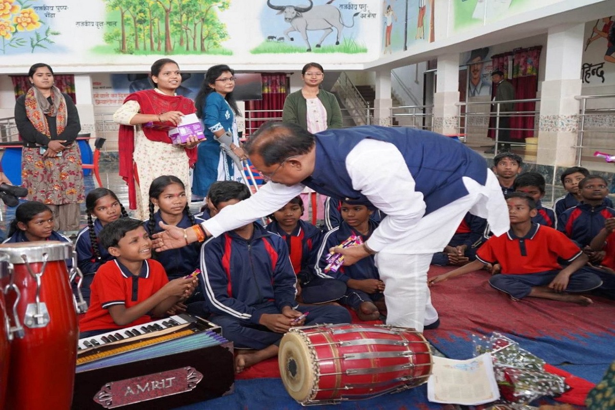 दिव्यांग बच्चों के बीच पहुंचे मुख्यमंत्री साय, नारायणपुर के परीयना दिव्यांग आवासीय विद्यालय को बस देने की घोषणा