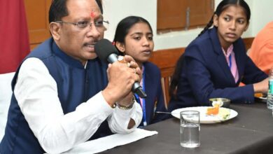 मुख्यमंत्री विष्णुदेव साय ने नारायणपुर के रामकृष्ण आश्रम के बच्चों से की चर्चा, शिक्षा के बिना मानव जीवन अधूरा