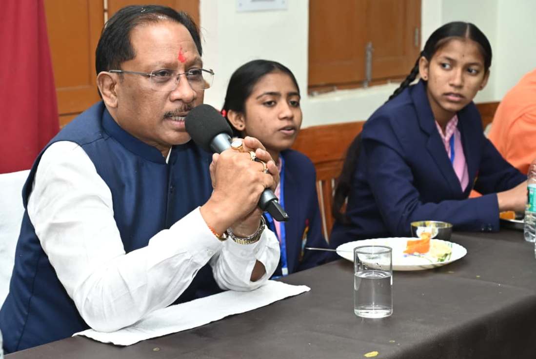 मुख्यमंत्री विष्णुदेव साय ने नारायणपुर के रामकृष्ण आश्रम के बच्चों से की चर्चा, शिक्षा के बिना मानव जीवन अधूरा