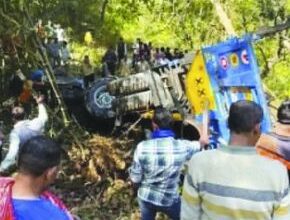 नेशनल हाईवे पर ट्रैक्टर-ट्रॉली खाई में गिरी, तीन श्रद्धालुओं की मौत, कई घायल